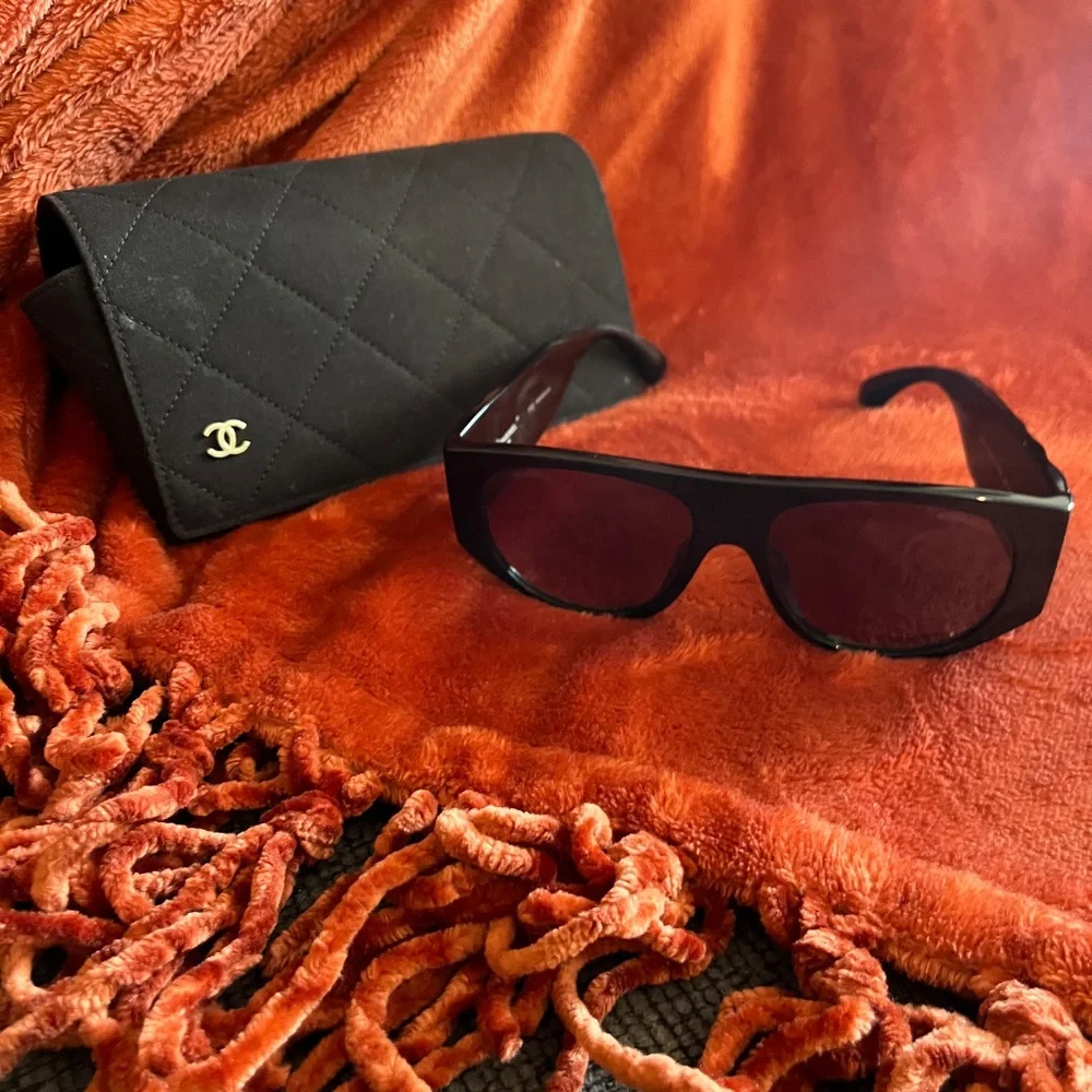 Color - Picture 3 of 3